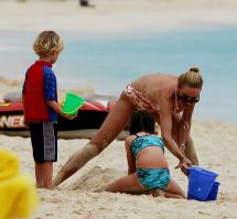 02853_Celebutopia_Uma_Thurman_on_holiday_in_the_Caribbean_19_122_462lo.jpg
