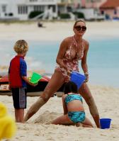 02877_Celebutopia_Uma_Thurman_on_holiday_in_the_Caribbean_18_122_332lo.jpg