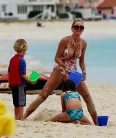 02877_Celebutopia_Uma_Thurman_on_holiday_in_the_Caribbean_18_122_332lo.jpg