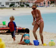 02891_Celebutopia_Uma_Thurman_on_holiday_in_the_Caribbean_25_122_328lo.jpg