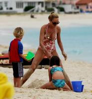 02893_Celebutopia_Uma_Thurman_on_holiday_in_the_Caribbean_20_122_543lo.jpg