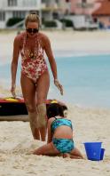 02910_Celebutopia_Uma_Thurman_on_holiday_in_the_Caribbean_22_122_582lo.jpg