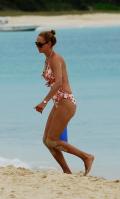 02957_Celebutopia_Uma_Thurman_on_holiday_in_the_Caribbean_33_122_568lo.jpg