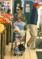 09035_s_ja_shops_at_a_whole_foods_market_in_beverly_hills_20101010_51_122_58lo.jpg
