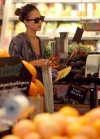 09042_s_ja_shops_at_a_whole_foods_market_in_beverly_hills_20101010_1_122_930lo.jpg