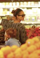 09090_s_ja_shops_at_a_whole_foods_market_in_beverly_hills_20101010_7_122_497lo.jpg