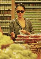 09097_s_ja_shops_at_a_whole_foods_market_in_beverly_hills_20101010_8_122_250lo.jpg