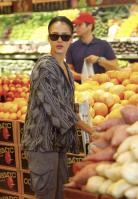 09106_s_ja_shops_at_a_whole_foods_market_in_beverly_hills_20101010_9_122_232lo.jpg