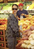 09106_s_ja_shops_at_a_whole_foods_market_in_beverly_hills_20101010_9_122_232lo.jpg