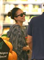 09154_s_ja_shops_at_a_whole_foods_market_in_beverly_hills_20101010_15_122_42lo.jpg