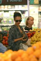 09175_s_ja_shops_at_a_whole_foods_market_in_beverly_hills_20101010_18_122_839lo.jpg