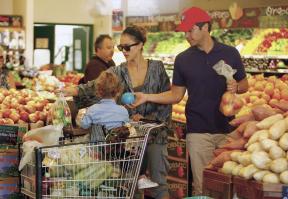 09218_s_ja_shops_at_a_whole_foods_market_in_beverly_hills_20101010_24_122_170lo.jpg