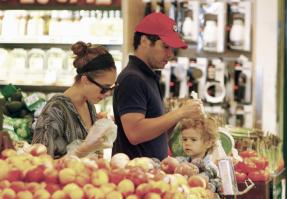 09231_s_ja_shops_at_a_whole_foods_market_in_beverly_hills_20101010_27_122_1140lo.jpg