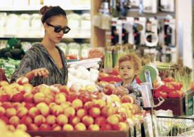 09236_s_ja_shops_at_a_whole_foods_market_in_beverly_hills_20101010_28_122_507lo.jpg