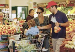 09241_s_ja_shops_at_a_whole_foods_market_in_beverly_hills_20101010_29_122_259lo.jpg