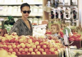 09246_s_ja_shops_at_a_whole_foods_market_in_beverly_hills_20101010_30_122_8lo.jpg
