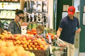 09260_s_ja_shops_at_a_whole_foods_market_in_beverly_hills_20101010_31_122_349lo.jpg