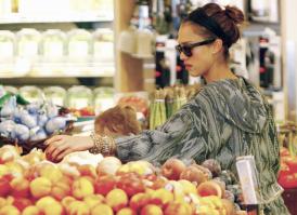 09294_s_ja_shops_at_a_whole_foods_market_in_beverly_hills_20101010_34_122_576lo.jpg