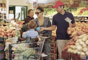 09308_s_ja_shops_at_a_whole_foods_market_in_beverly_hills_20101010_37_122_222lo.jpg