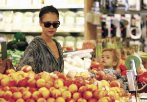 09313_s_ja_shops_at_a_whole_foods_market_in_beverly_hills_20101010_38_122_160lo.jpg