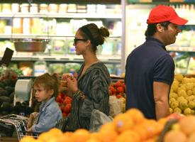 09322_s_ja_shops_at_a_whole_foods_market_in_beverly_hills_20101010_39_122_177lo.jpg