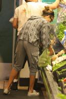 09331_s_ja_shops_at_a_whole_foods_market_in_beverly_hills_20101010_40_122_229lo.jpg