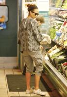 09339_s_ja_shops_at_a_whole_foods_market_in_beverly_hills_20101010_41_122_600lo.jpg