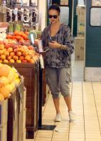 09386_s_ja_shops_at_a_whole_foods_market_in_beverly_hills_20101010_47_122_204lo.jpg
