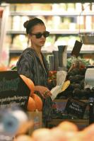 09810_s_ja_shops_at_a_whole_foods_market_in_beverly_hills_20101010_58_122_207lo.jpg