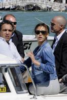 64829_Preppie_Jessica_Alba_arrivin_in_Venice_for_the_film_festival_1_122_162lo.jpg