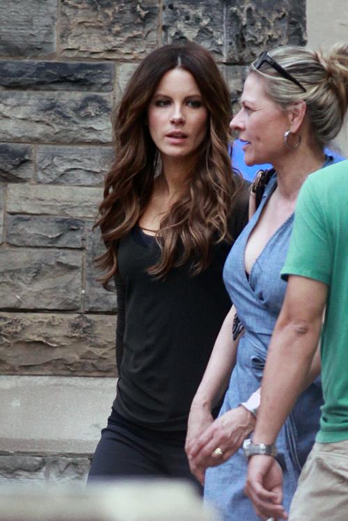 218763232_Kate_Beckinsale_20110620_002_122_413lo.jpg