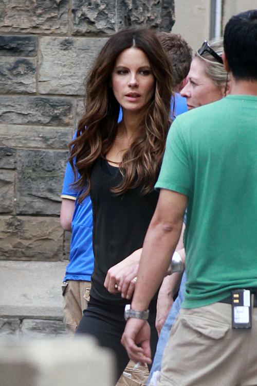 218923888_Kate_Beckinsale_20110620_007_122_764lo.jpg