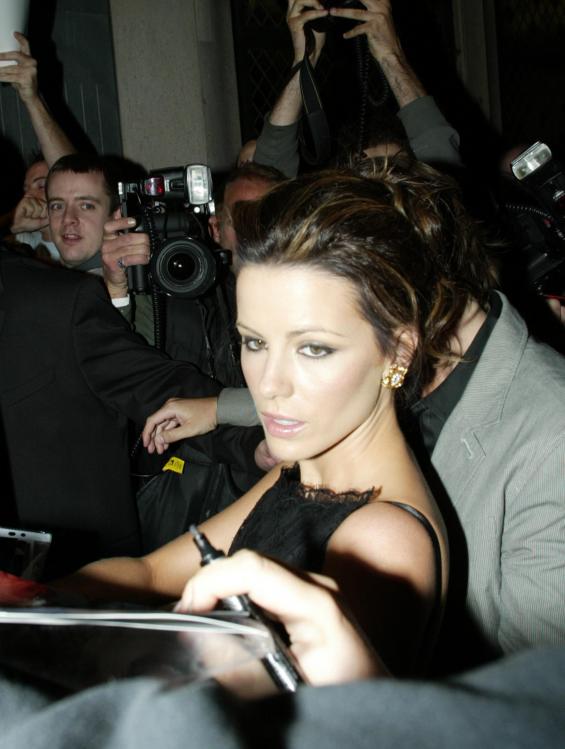 79119_EK_Kate_Beckinsale_Ivy_Restaurant_03_122_305lo.jpg