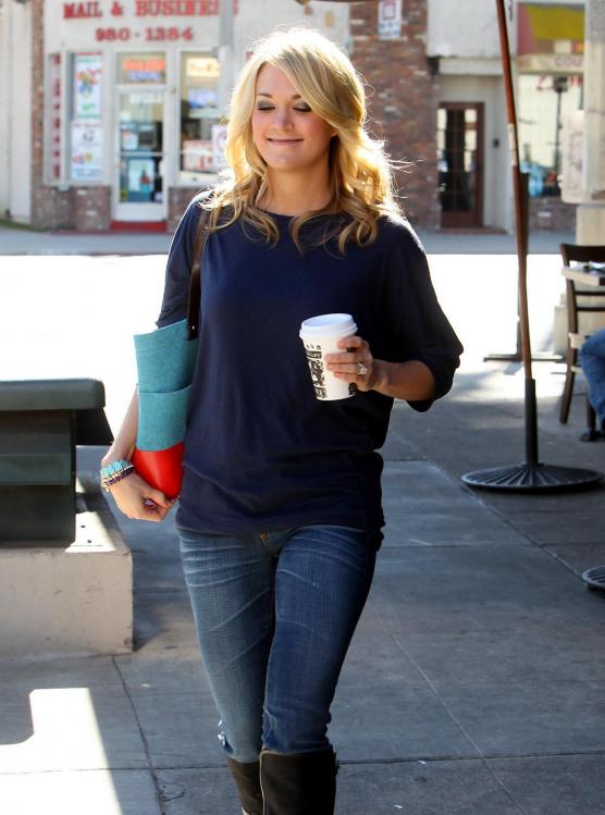 21038_CarrieUnderwood_KingsRoadCafe_LA_070211_TCC_010_122_68lo.jpg