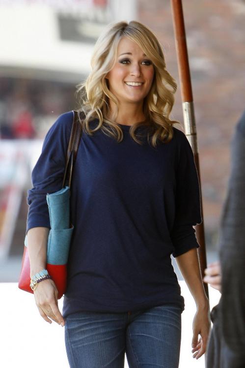 21041_CarrieUnderwood_KingsRoadCafe_LA_070211_TCC_012_122_212lo.jpg