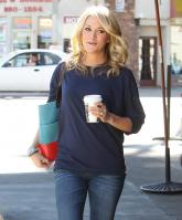 21040_CarrieUnderwood_KingsRoadCafe_LA_070211_TCC_011_122_496lo.jpg