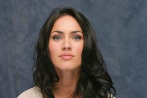 063893327_UploadedByKurupt_Megan_Fox_Transformers_press_conference_portraits_by_Munawar_Hosain_02_122_1066lo.jpg