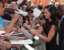 94100_Preppie_-_Megan_Fox_at_the_Late_Show_with_David_Letterman_-_June_25_2009_979_122_335lo.jpg