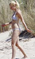 90979_3SFPRGXPGO_024415066_gwyneth_paltrow_bikini_babe_with_apple_moses_12_122_491lo.jpg