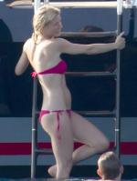 90988_4CYD1VYRBM_024414016_gwyneth_paltrow_bikini_babe_with_apple_moses_10_122_127lo.jpg