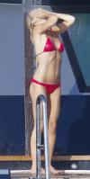 90988_ULD0U3ZFAI_244165674_gwyneth_paltrow_bikini_babe_with_apple_moses_26_122_461lo.jpg