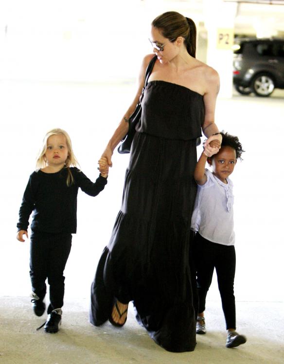 20971_Celebutopia-Angelina_Jolie_taking_daughters_to_a_kid_center_in_a_mall_in_LA-06_122_877lo.JPG