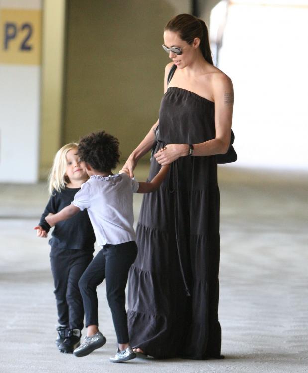 24055_Celebutopia-Angelina_Jolie_taking_daughters_to_a_kid_center_in_a_mall_in_LA-16_122_88lo.JPG