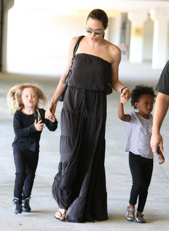 24100_Celebutopia-Angelina_Jolie_taking_daughters_to_a_kid_center_in_a_mall_in_LA-19_122_92lo.JPG
