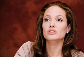 80994_Angelina_Jolie_20_122_453lo.jpg