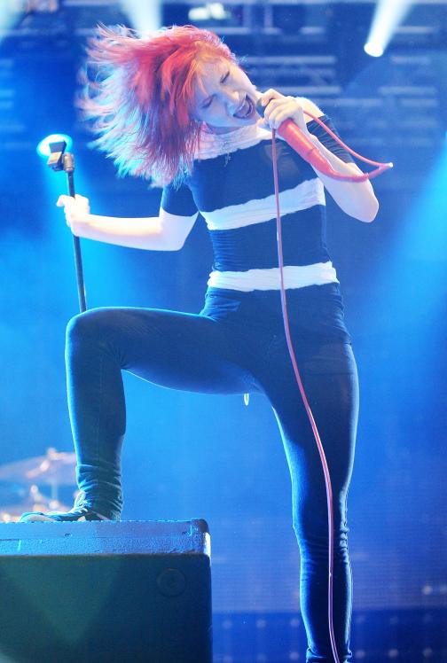 04135_HayleyWilliams_2010Radio1sBigWeekend_23rdMay_009_122_61lo.jpg