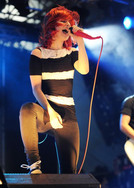 04189_HayleyWilliams_2010Radio1sBigWeekend_23rdMay_011_122_556lo.jpg