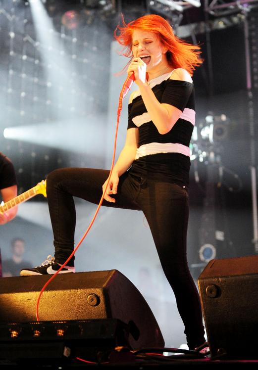 04275_HayleyWilliams_2010Radio1sBigWeekend_23rdMay_007_122_46lo.jpg