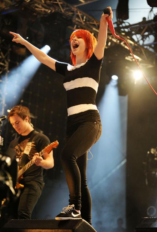 04710_HayleyWilliams_2010Radio1sBigWeekend_23rdMay_002_122_382lo.jpg