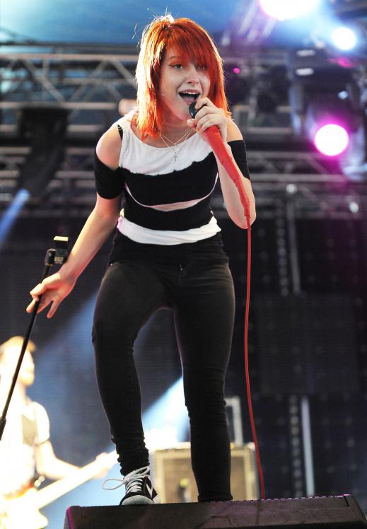 04908_HayleyWilliams_2010Radio1sBigWeekend_23rdMay_005_122_78lo.jpg